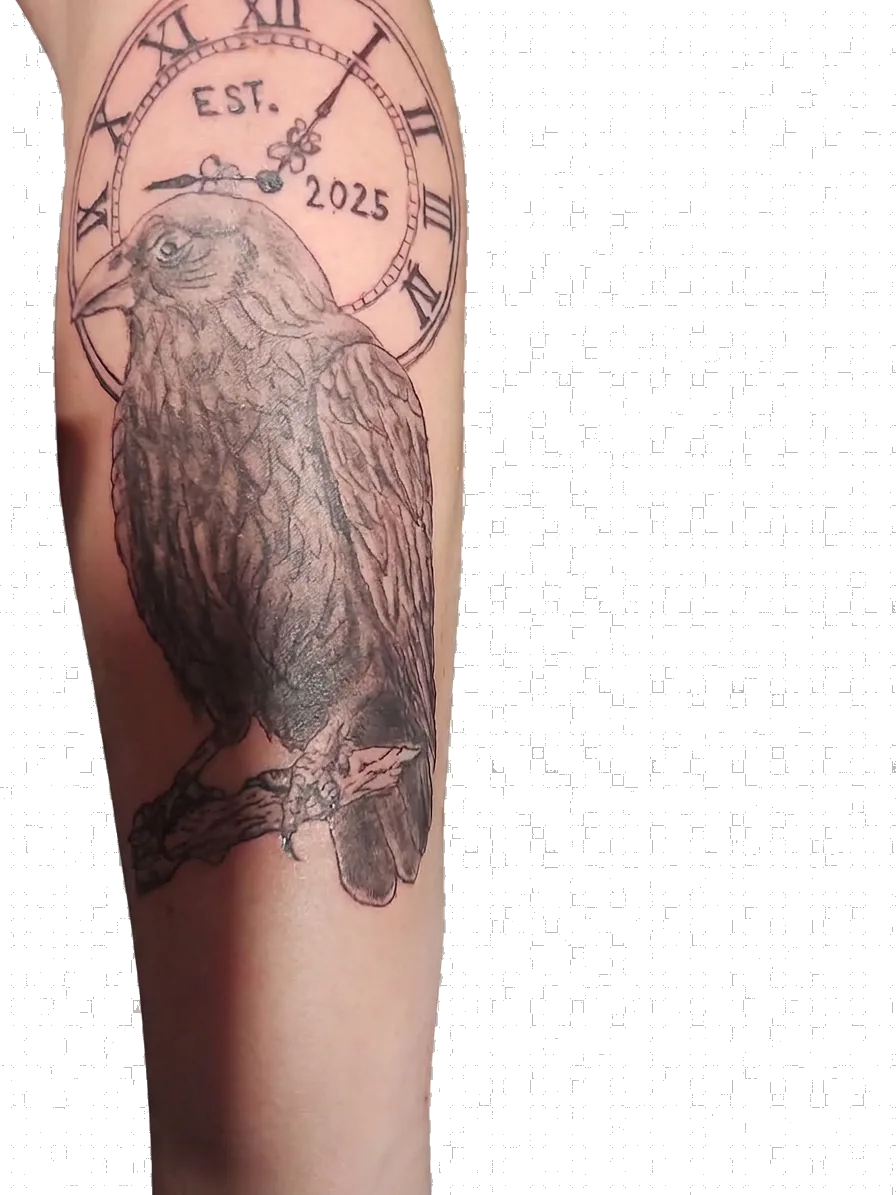 Vran tattoo z napisom EST. 2025 — avtorsko delo Klavdije, Raven Tattoo Studio Maribor